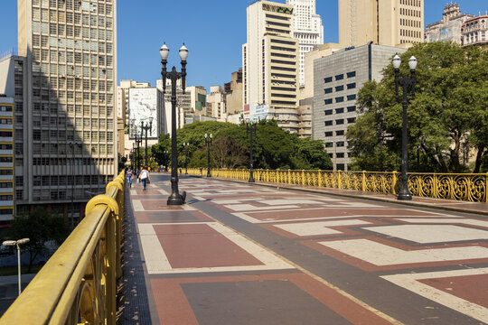 Viaduto Santa Efig&ecirc;nia no Centro de S&atilde;o Paulo.
