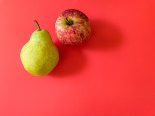 Preparando selección de frutas manzana, pera, y zanahoria para hacer un batido refrescante. 