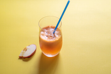 Preparando selección de frutas manzana, pera, y zanahoria para hacer un batido refrescante. 