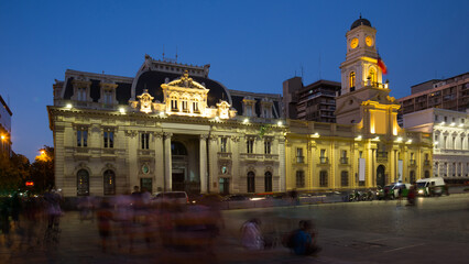 Obraz premium Evening view of Armory Square (Plaza de Armas) in center of capital of Chile. Santiago, Chile