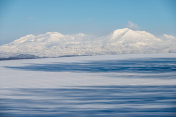 北海道の冬景色 美瑛の丘と大雪山
