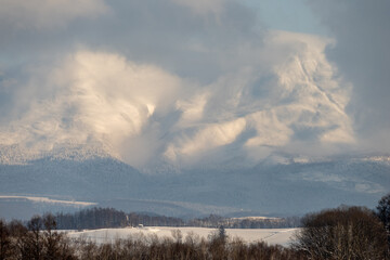 北海道の冬景色 冬の美瑛の丘と山の風景

