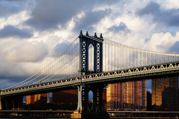 Fototapeta na wymiar Manhattan Bridge with clouds in autumn