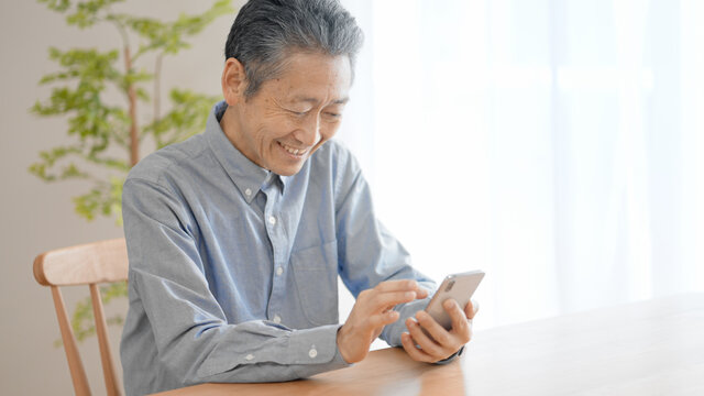 スマートフォンを操作するシニア男性