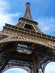 フランス・パリにてランドマークのエッフェル塔と青空ローアングル