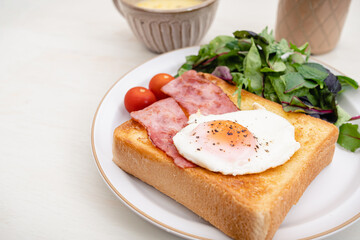 朝食イメージ　トースト　ベーコン　目玉焼き
タイトル変更