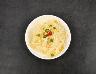 삶은 콩나물