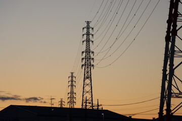 夕暮れの送電線用の鉄塔