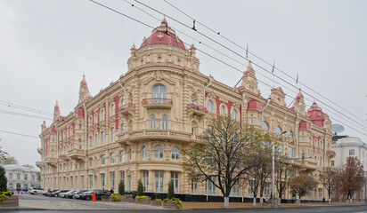 Fototapeta na wymiar The building of the City Duma, 1899. Architect A. Pomerantsev. Nearby there are cars and pedestrians