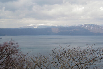 十和田湖と残雪の八甲田山