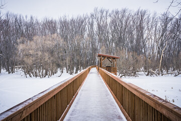 Obraz premium The footbridge of the Parc Écomaritime de l'Anse-du-Port, a small park near the St Lawrence river in Nicolet, Quebec (Canada)