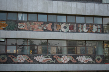 Small prehispanic murals under rows of windows