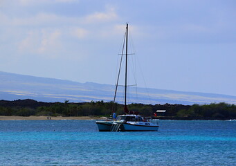 Segelboot an der Vulkanischen Küste auf der Insel Big Island, Waikoloa, Hawaii
