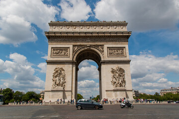 Fototapeta na wymiar Majestic triumphal arch from Paris under beautiful blue sky