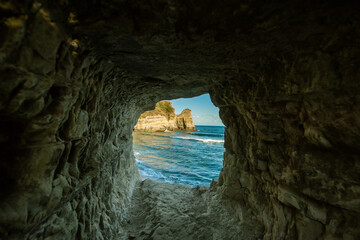 洞窟から望む海