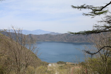 竜ヶ岳からの風景　　本栖湖　　富士五湖の本栖湖の南にある竜ヶ岳(1485m)は、初心者でも上りやすい山。富士山を間近に見え、絶景が楽しめる。
