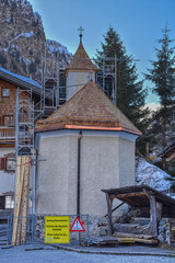 Winter, Frühling, Schnee, Tiefschnee, verschneit, Kirche, Kapelle, restaurieren, Turm, Gerüst,...