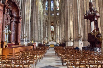 Fototapeta premium interior of saint cathedral city