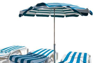 Transats et parasol de plage, fond blanc 