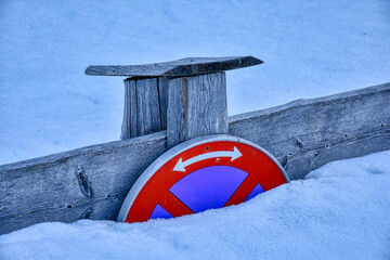 Winter, Frühling, Schnee, Verkehrszeichen, Schild, Tafel, Verbot, Halteverbot, Parkverbot,...