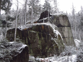 Dwa wielkie kamienie w górach zimą - obrazy, fototapety, plakaty