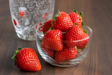 爽やかな器に、新鮮ないちごを入れたイメージカット