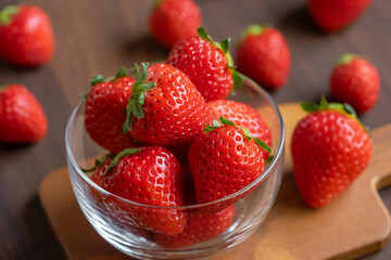 爽やかな器に、新鮮ないちごを入れたイメージカット