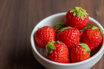 白い器に、新鮮ないちごを入れたイメージカット