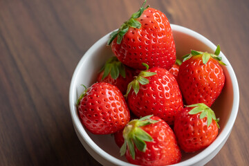 白い器に、新鮮ないちごを入れたイメージカット