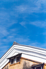 土蔵造りの建物と青空