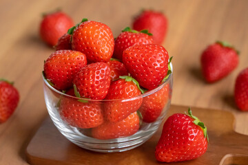 爽やかな器に、新鮮ないちごを入れたイメージカット