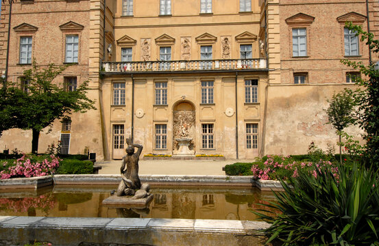 The castle of Govone was one of the Savoy residences from 1792 to 1870. Since 1997 it has been part of the UNESCO site of Savoy residences. It is now used as a municipal