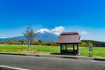 静岡県富士宮市朝霧高原の富士山が見える絶景のバス停留所
