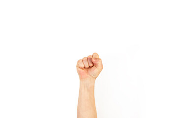Hombre levantando el brazo con el puño cerrado sobre un fondo blanco liso y aislado. Vista de frente. Copy space. Concepto: Lucha, protesta, reivindicación