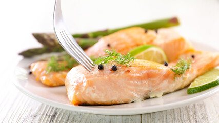 grilled salmon fillet with asparagus