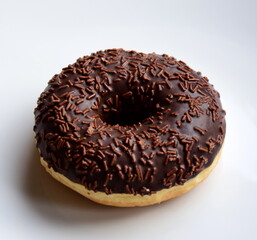 Donut mit Schokolade und Schokostreusel vor weißen Hintergrund isoliert