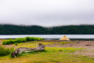 朝霧の湖畔キャンプ