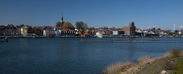 Idyllisches Stadt Panorama mit Hafen von Kappeln an der Schlei.