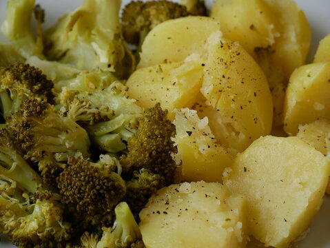 Brocoli et pomme de terre cuits &agrave; la vapeur en gros plan. Plat v&eacute;g&eacute;tarien de l&eacute;gumes. Repas sain
