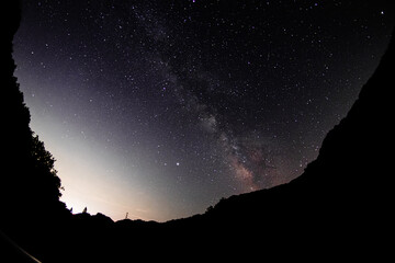 Naklejka premium 天の川と輝く遠くの街明かり