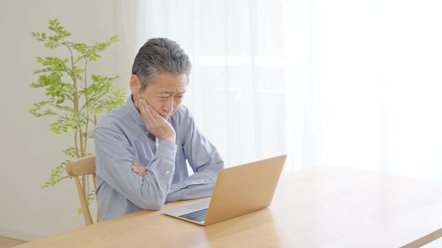 シニア男性・パソコン・悩む・考える