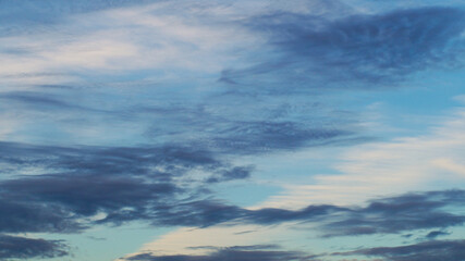 Cirrocumulus et Cirrostratus pommelant le ciel  vespéral