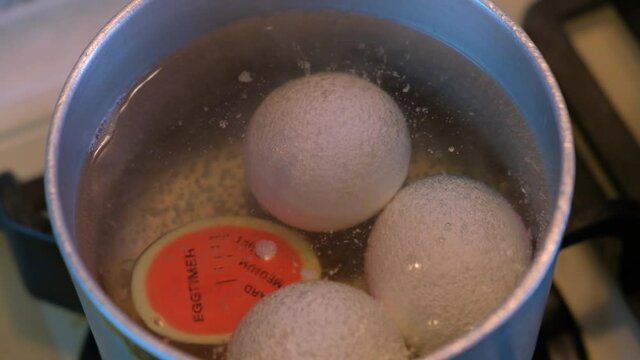 Using an egg timer to make the perfect hard boiled eggs
