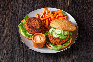 lamb burgers on sesame bun with veggies
