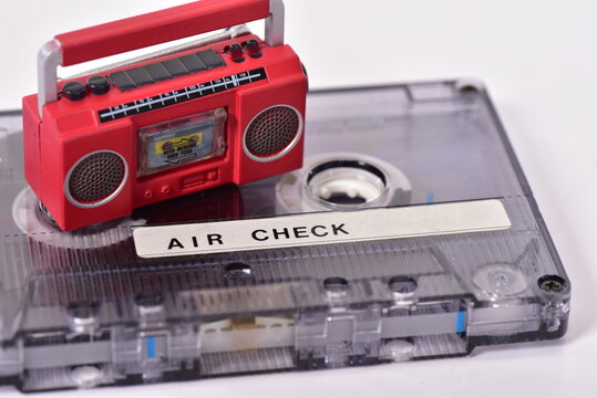 玩具のラジオカセットレコーダーとカセットテープ