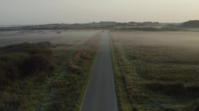 Route bretonne &agrave; l'aube