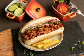 Sandwich Tandoori, made with 
chicken, traditional surinames bread, pickles and chilli peppers