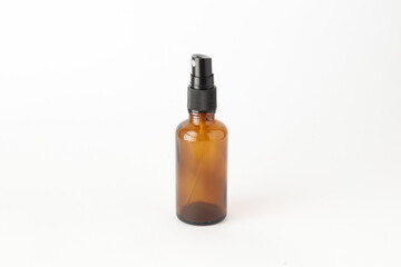 遮光ガラスのスプレーボトル　白背景