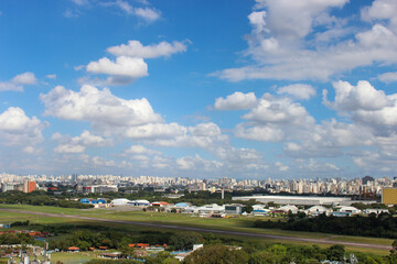 Obraz premium Cityscape with blue sky on a sunny day