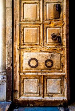 Jerusalem, Israel - 21 april 2021: Doors In the Church of the Holy Sepulcher, in the city of Jerusalem